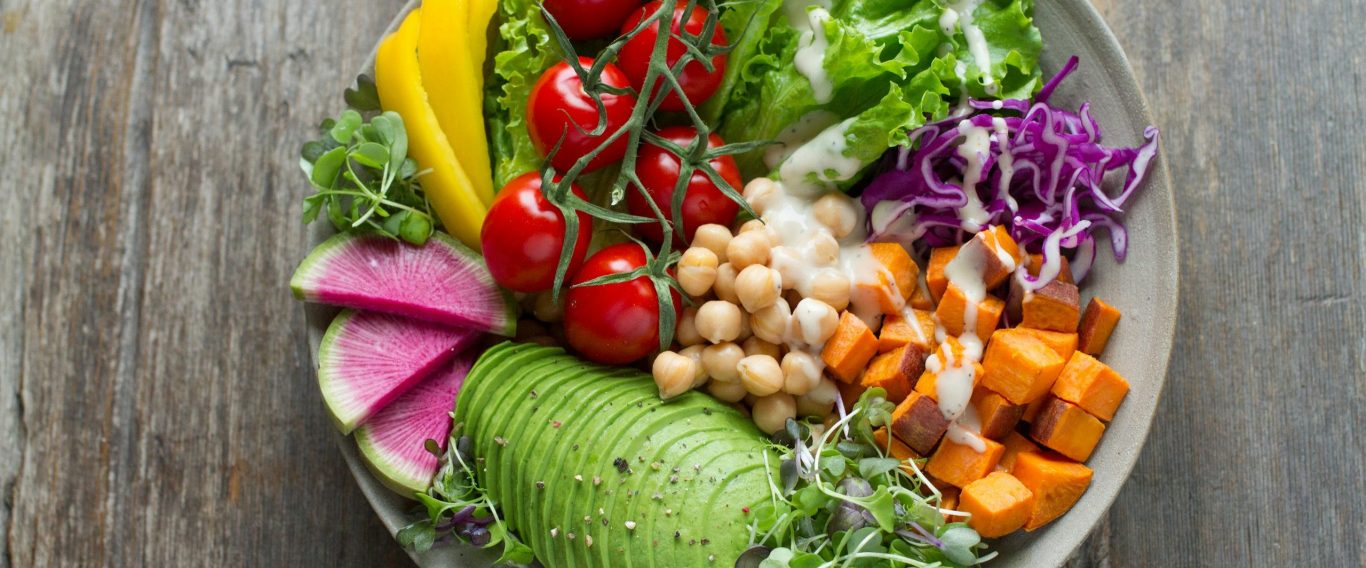 Schale mit frischem Gemüse, Blattsalat, Avocado und Kichererbsen